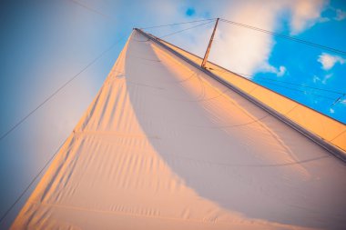 gün batımında mavi gökyüzü arka plan üzerinde beyaz yelken