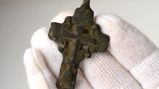 Średniowieczny mały krucyfiks krzyż — Wideo stockowe