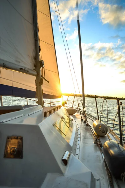 Bílý palubě jachty na západ slunce, svítání — Stock fotografie