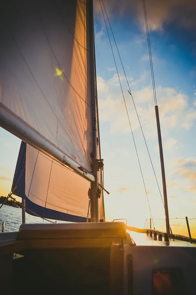 Щогла яхта на заході сонця — стокове фото
