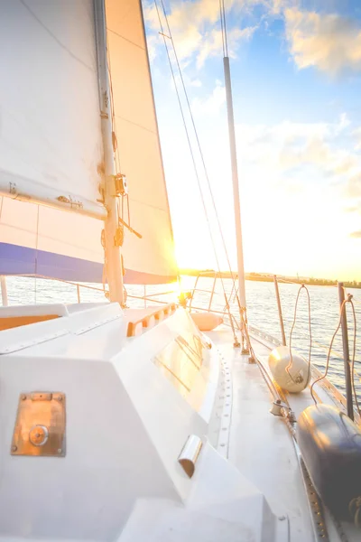 Wit dek van een jacht bij zonsondergang zonsopgang — Stockfoto