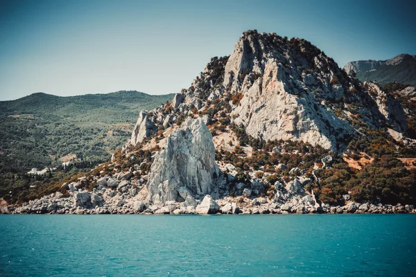 Felsen im Meer — Stockfoto