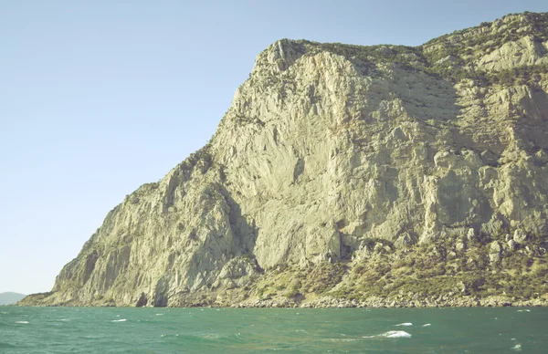 Acantilado de roca de montaña cerca del mar — Foto de Stock