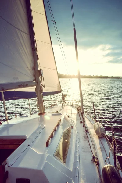 Yacht on the water at sunset, dawn — Stock Photo, Image