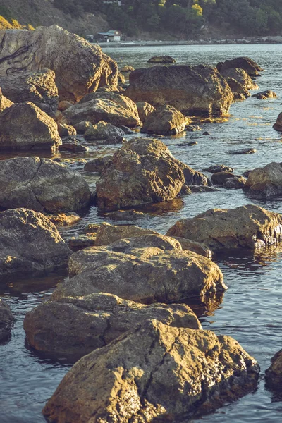 Grandes piedras en el agua cerca de la orilla — Foto de Stock