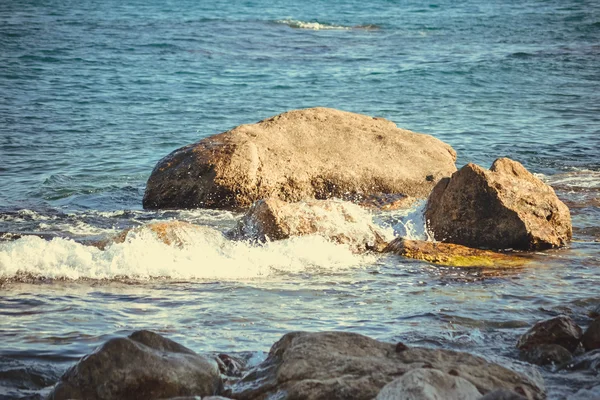 Piedras grandes en la playa — Foto de Stock