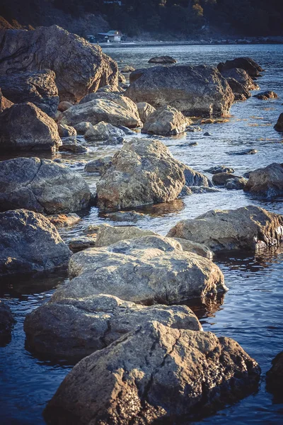 Μεγάλες πέτρες μέσα στο νερό κοντά στην ακτή — Φωτογραφία Αρχείου
