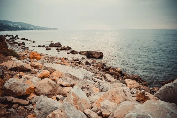 Plage rocheuse par temps nuageux — Photo