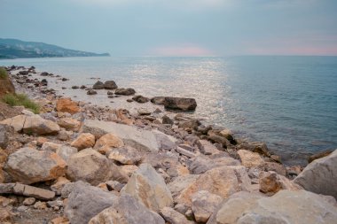 bulutlu bir günde kayalık plaj