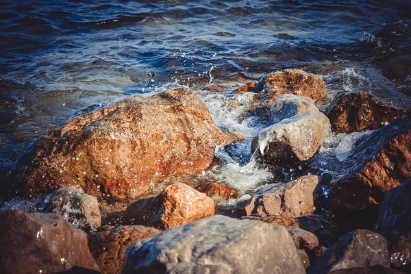 큰 젖은 바위, 튀기 고 빛나는 태양 — 스톡 사진