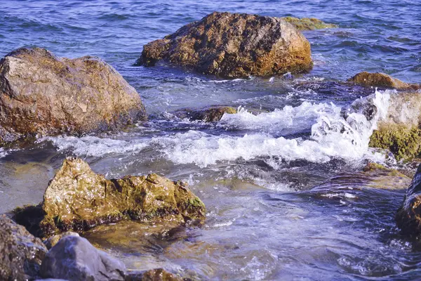 Piedras, espuma blanca y agua clara — Foto de Stock