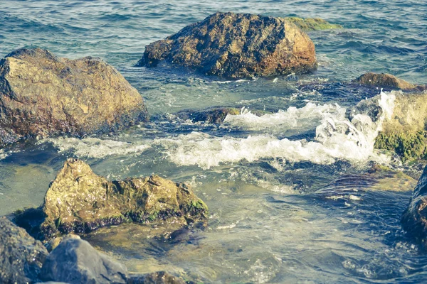 Piedras en aguas cristalinas cerca de la orilla — Foto de Stock