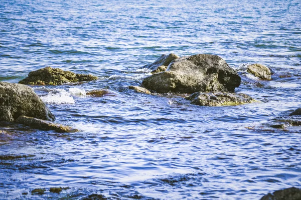 La punta de las piedras en el agua — Foto de Stock