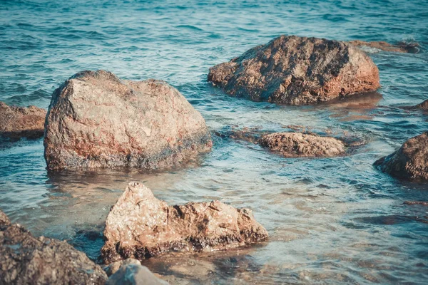 맑은 물에서 해변에 돌 — 스톡 사진