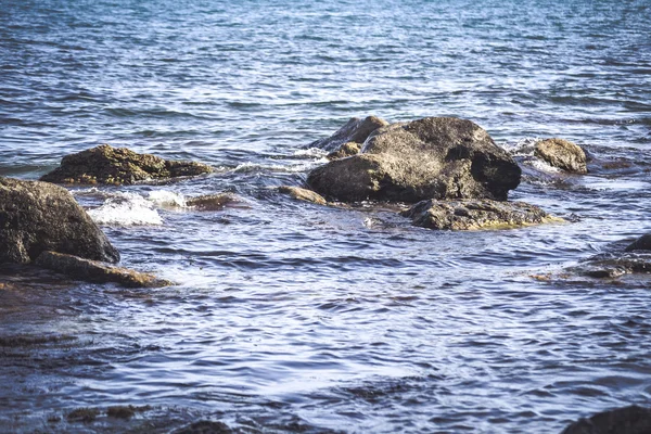 Rocas sobresalen del agua — Foto de Stock