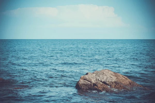 Gran piedra en el mar y el horizonte — Foto de Stock