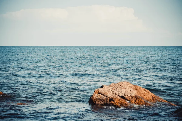 Gran piedra en el mar y el horizonte — Foto de Stock