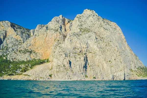 Klippe am Meer an einem sonnigen Tag — Stockfoto