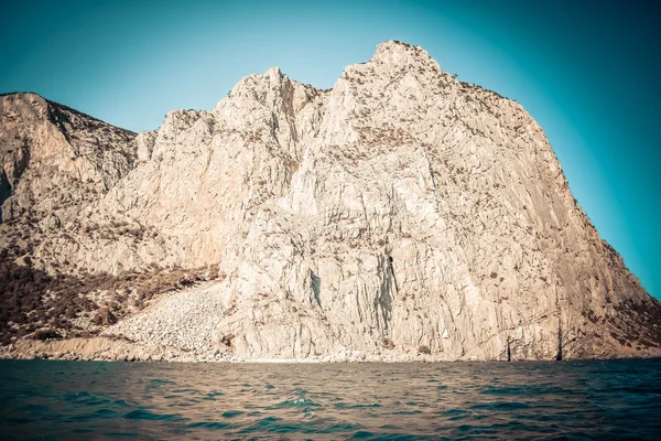 Fond lumineux rocher au-dessus de la mer — Photo