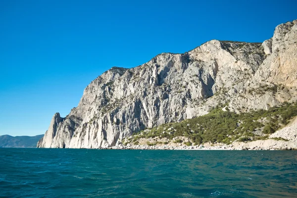 Hoher Felsen geht ins Meer — Stockfoto