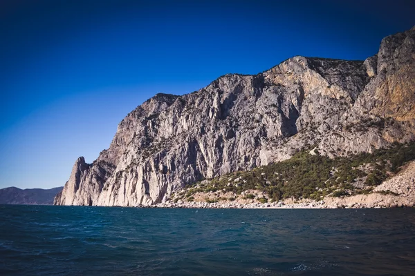 Скала, покрытая трещинами к морю — стоковое фото