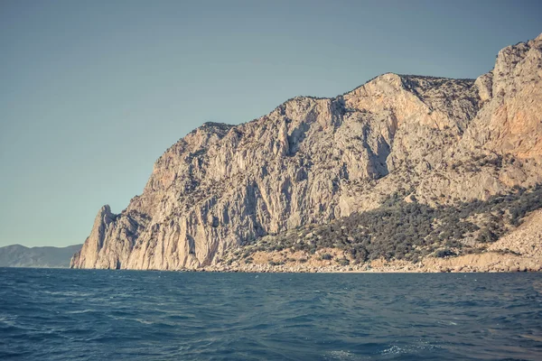 Гора скал на море — стоковое фото
