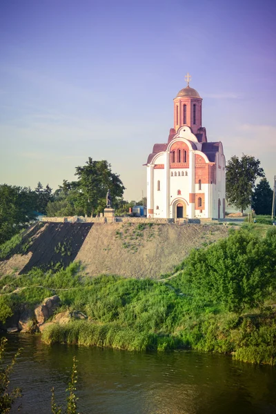 Nehrin yanında bir tepede Hıristiyan Kilisesi — Stok fotoğraf