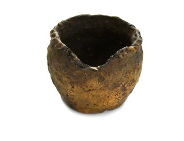 Beyaz arkaplanda eski bir kil kap