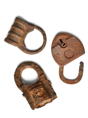 Beyaz bir arka plan üzerinde üç eski paslı kilit