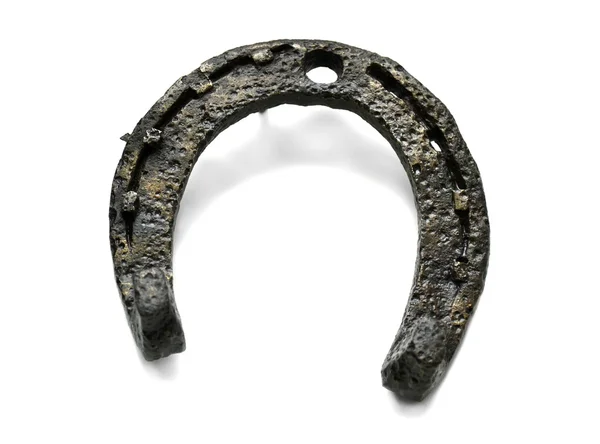 Herradura de metal antiguo sobre un fondo blanco — Foto de Stock