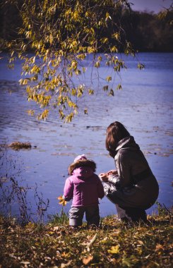 kadın ve küçük çocuk sonbahar Nehri kıyısında