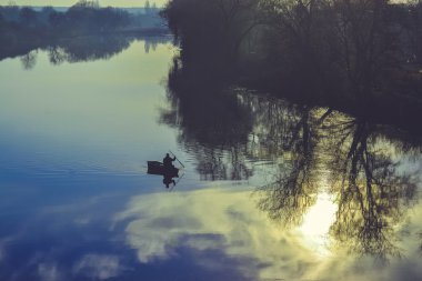 nehir bir siluet balıkçı tekne yelken görüntülemek