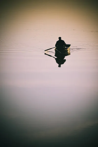 남자로 잉 보트에서 노를 물에 — 스톡 사진
