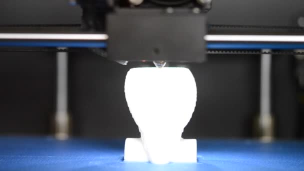 Stampante 3D stampa la forma di plastica bianca — Video Stock