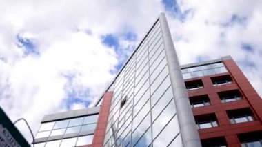 cam ve bulutlar gökyüzünde yansıması ile modern yapı