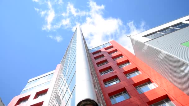 Edificio moderno con vidrio y reflejo de nubes en el cielo — Vídeos de Stock