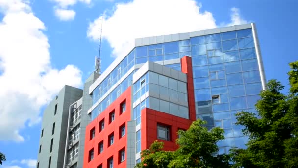 Modern gebouw met glazen en reflectie van wolken in de lucht — Stockvideo