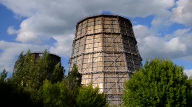 büyük boru güç istasyonu bulutlu gökyüzü karşı