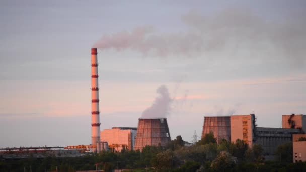 Tuberías central térmica con luz del amanecer del atardecer del humo — Vídeos de Stock