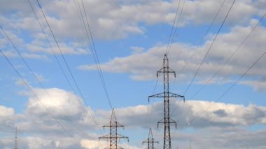 güç hatları ve gökyüzü bulutlu