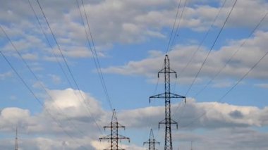Sadece güç hatları ve gökyüzü bulutlu