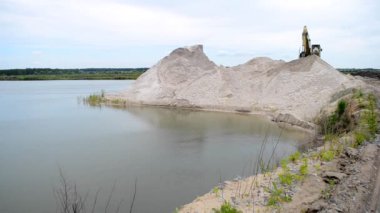 Bulutlu hava kum çukurunda sular altında