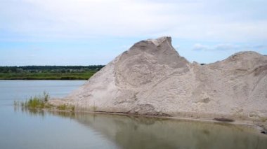Bulutlu hava kum çukurunda sular altında