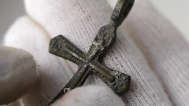 Traditionele middeleeuwse christelijke borstvinnen Kruis — Stockvideo
