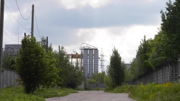 Zona industrial em um dia nublado — Vídeo de Stock