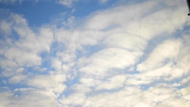 Movimiento de nubes blancas en el cielo — Vídeos de Stock