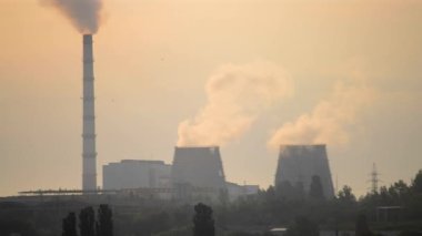 siluet olan gün doğarken, gün batımı duman olduğunu Boru Fabrikası ile