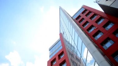 Timelapse bulutlar cam gökdelen Windows'da yansıyan