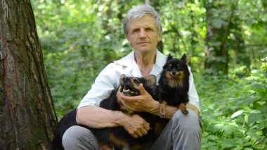 yaşlı adam ormanda köpeklerle dinlenme
