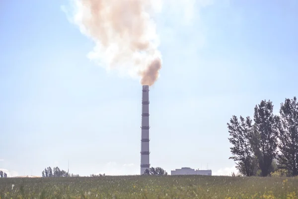 Fumo di fabbrica di tubi nel campo — Foto Stock